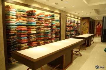 Raashi Khanna Launches Kasam Pullaiah Cloth Merchant in Warangal